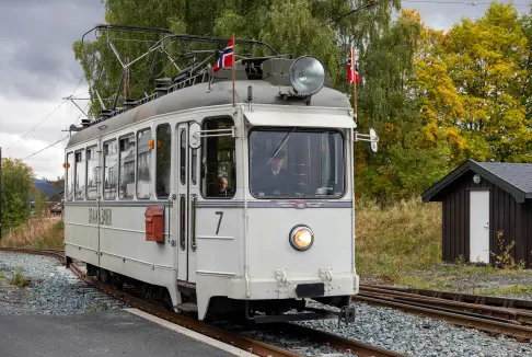 Veterantrikk på tur med rød postkasse på siden. Foto: Posten Bring