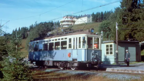 Bilde av Gråkallbanen tatt 30. august 1962. Her ser vi den røde postkassen på siden av trikken. Foto: Raymond Groote