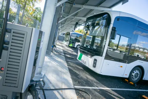 Med nye elbusser skal rundt 90 prosent av kollektivtrafikken i Agder øst kjøres elektrisk.